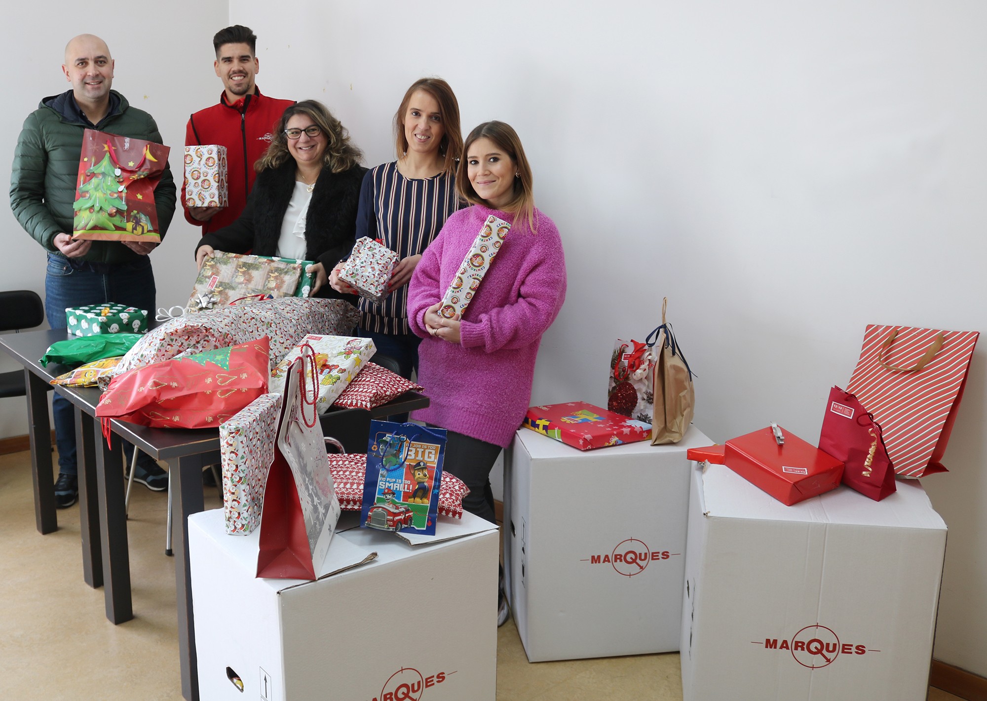 Colaboradores do Grupo José Pimenta Marques entregam presentes a crianças carenciadas