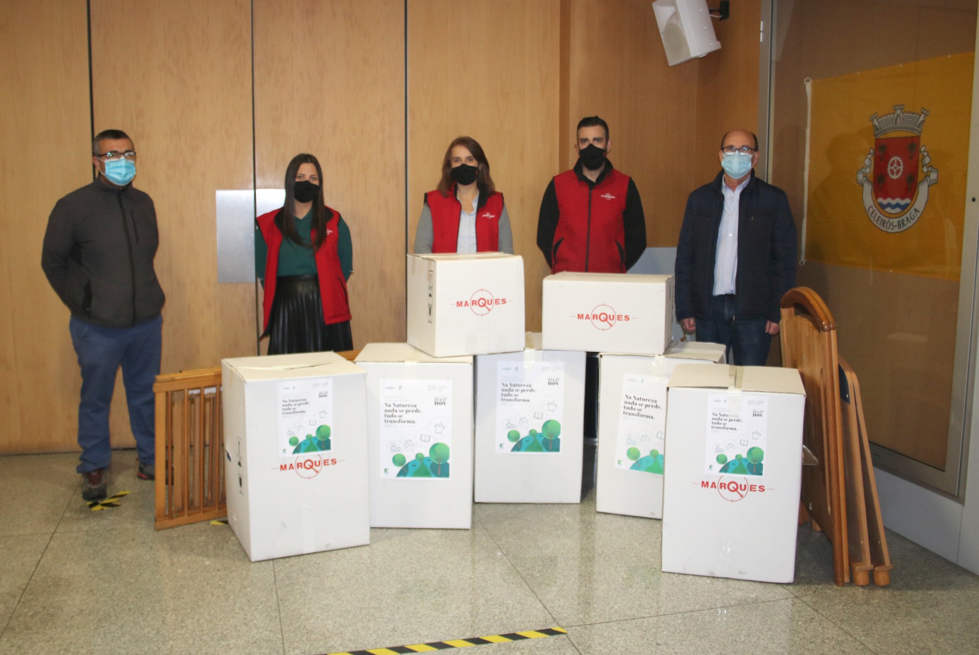 Colaboradores do Grupo José Pimenta Marques doam bens a famílias carenciadas