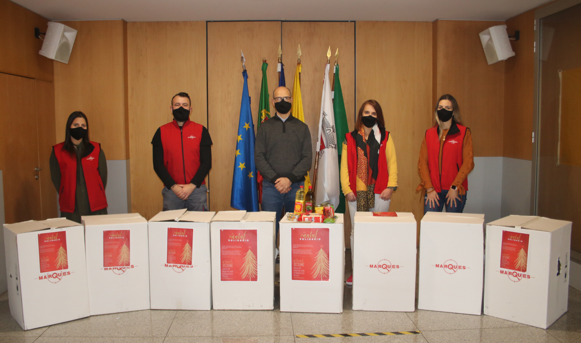 Colaboradores do Grupo José Pimenta Marques doam bens alimentares